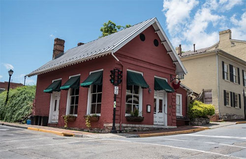 The Red Hen se une a la lista de descontentos con la política de Trump